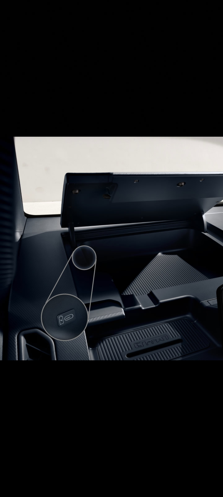 Geöffnetes Staufach im Armaturenbrett des Kia PV5 Passenger.